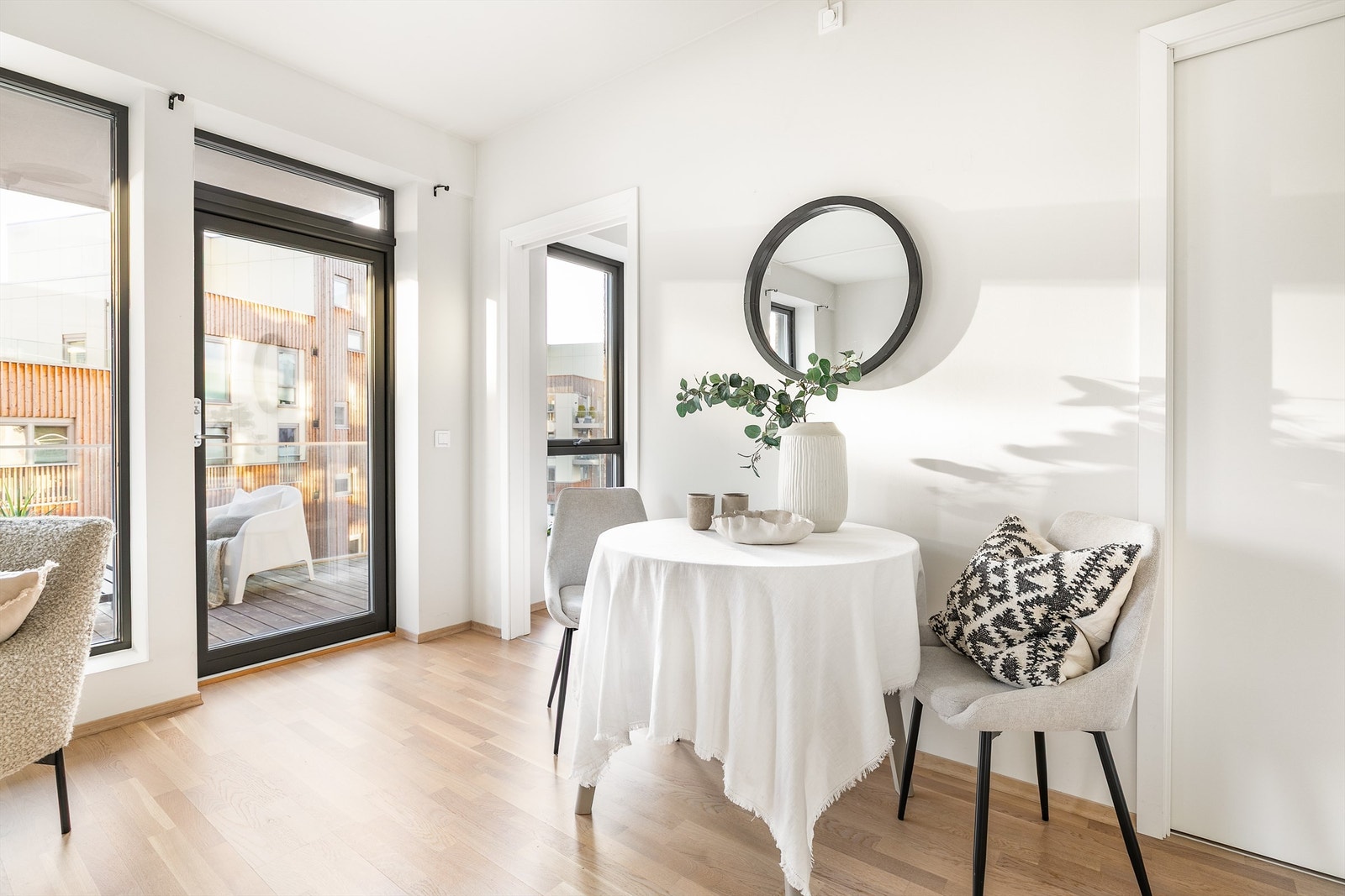 Alle rom har vannbåren gulvvarme som sikrer stabil innetemperatur og bidrar til et lavt strømforbruk. Galleribilde