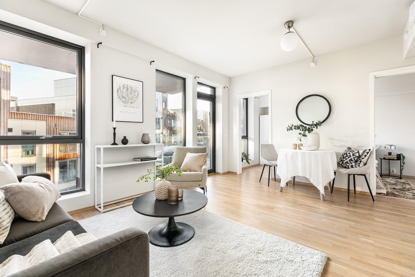 Den luftige høyden av tredje etasje kombinert med store, vertikalstilte vinduer gir gode lysforhold innendørs. Galleribilde