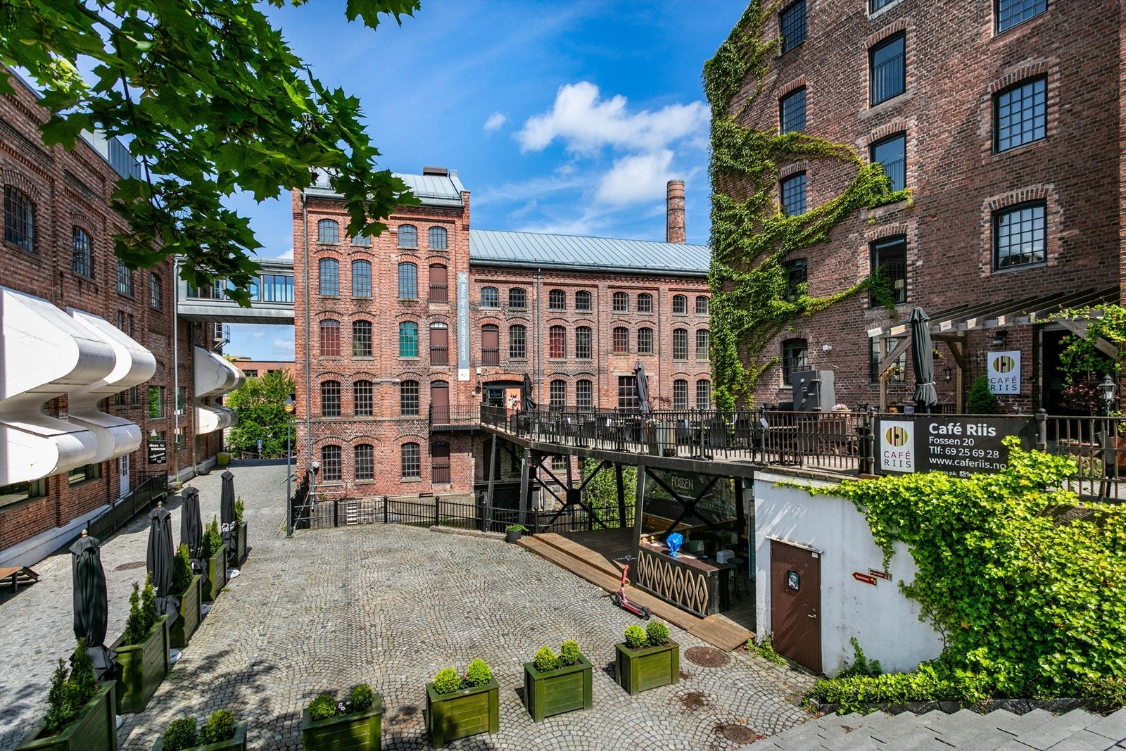 Rett på andre siden av elven ligger Møllebyen - sentrums kanskje mest sjarmerende del med kafé, bibliotek og kino. Galleribilde