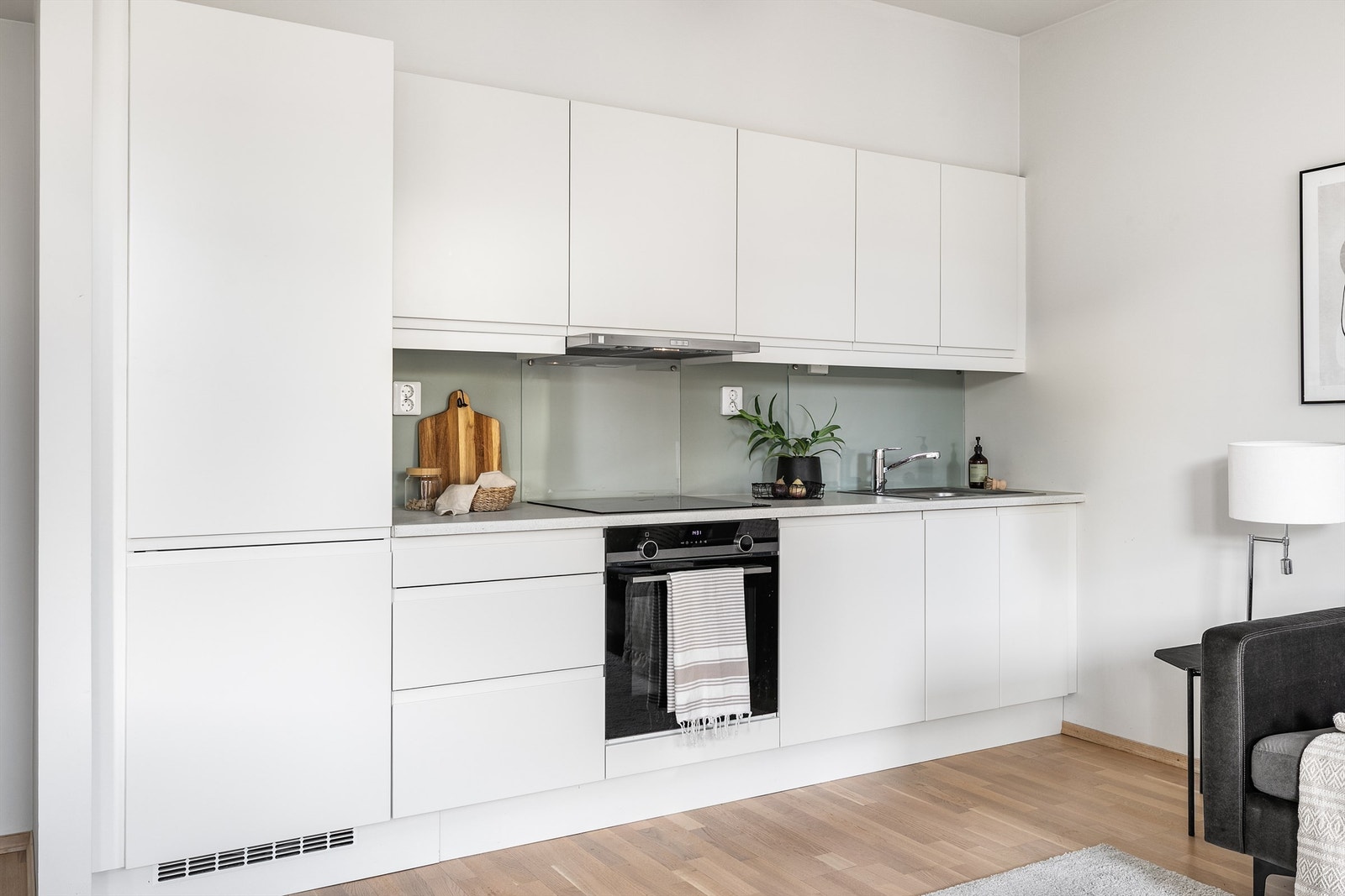 Romløsningen er meget effektiv; kjøkkenet er montert åpent i stuen. Galleribilde