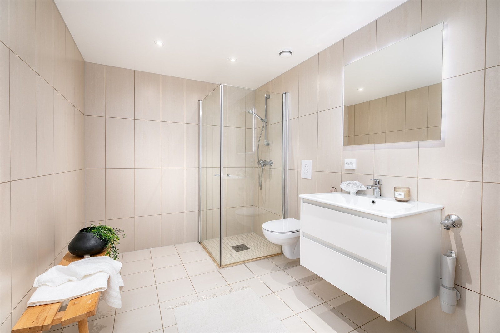 Badet er av generøs størrelse og utført med lyse fliser som skaper helhet. Galleribilde