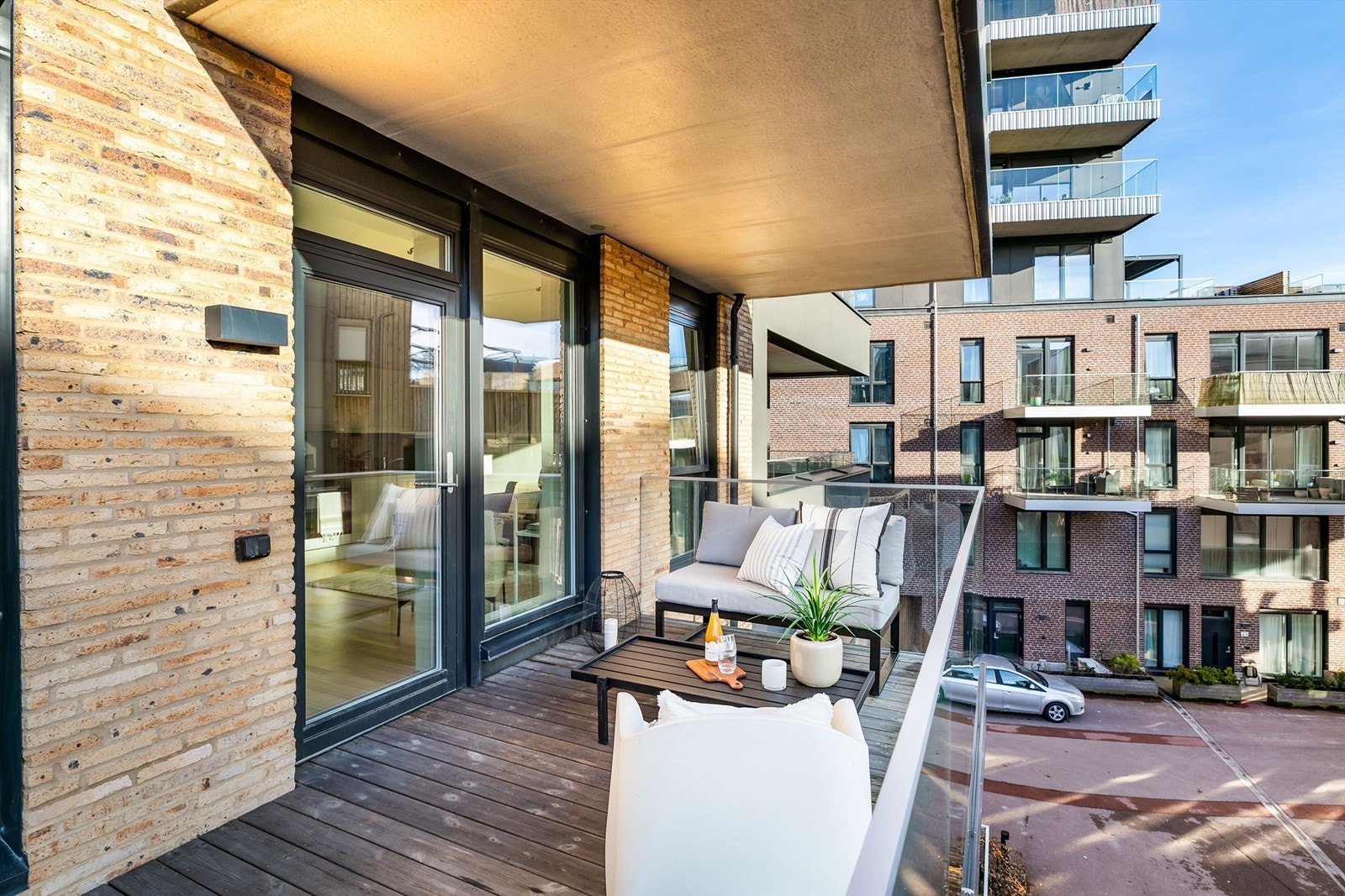 Balkongen er kun delvis overbygget og har av den grunn sol det meste av dagen i årets varme måneder. Galleribilde