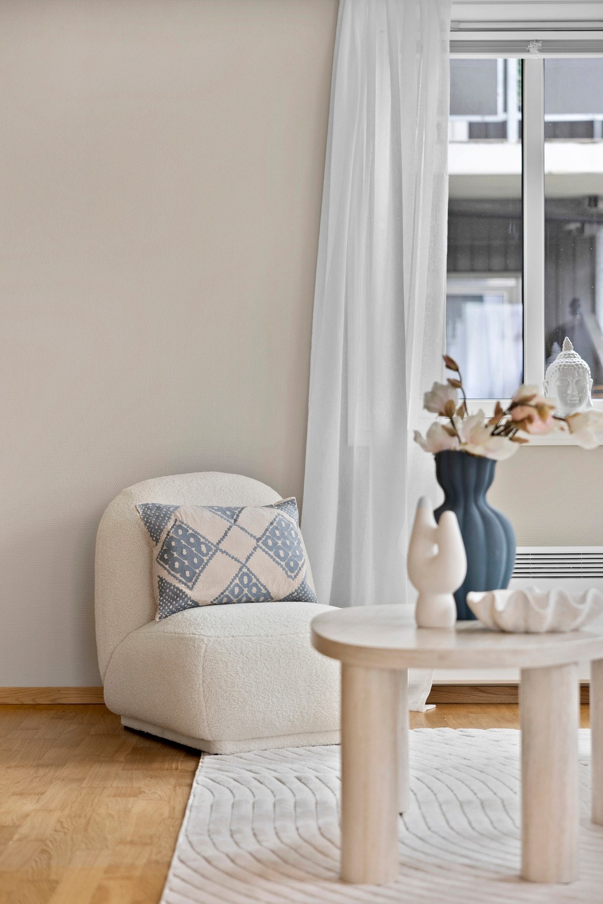 Stuen har også nymalte vinduskarmer, lister og tak. Galleribilde