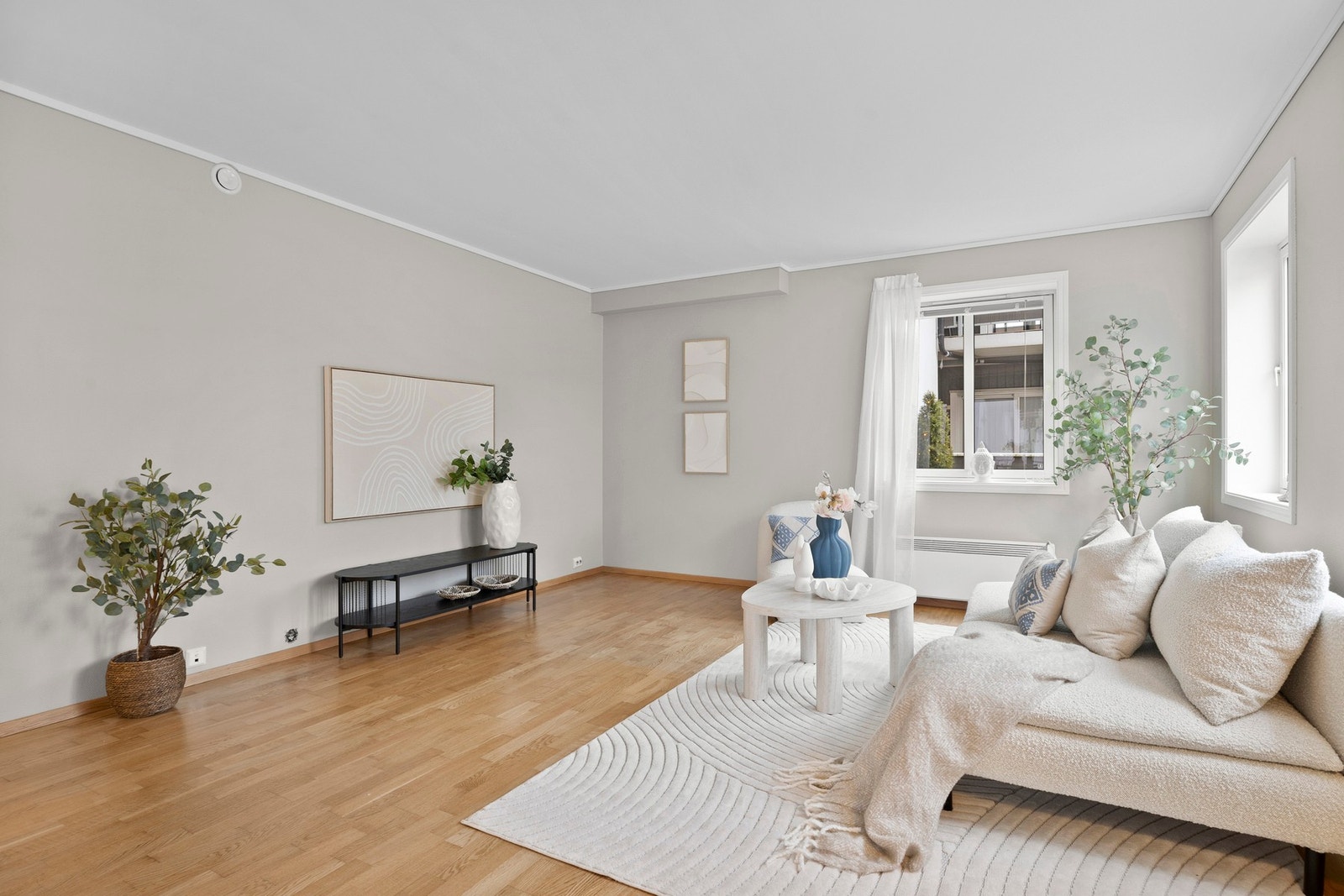 Rikelig med lysinnslipp da leiligheten har en endebeliggenhet. Galleribilde