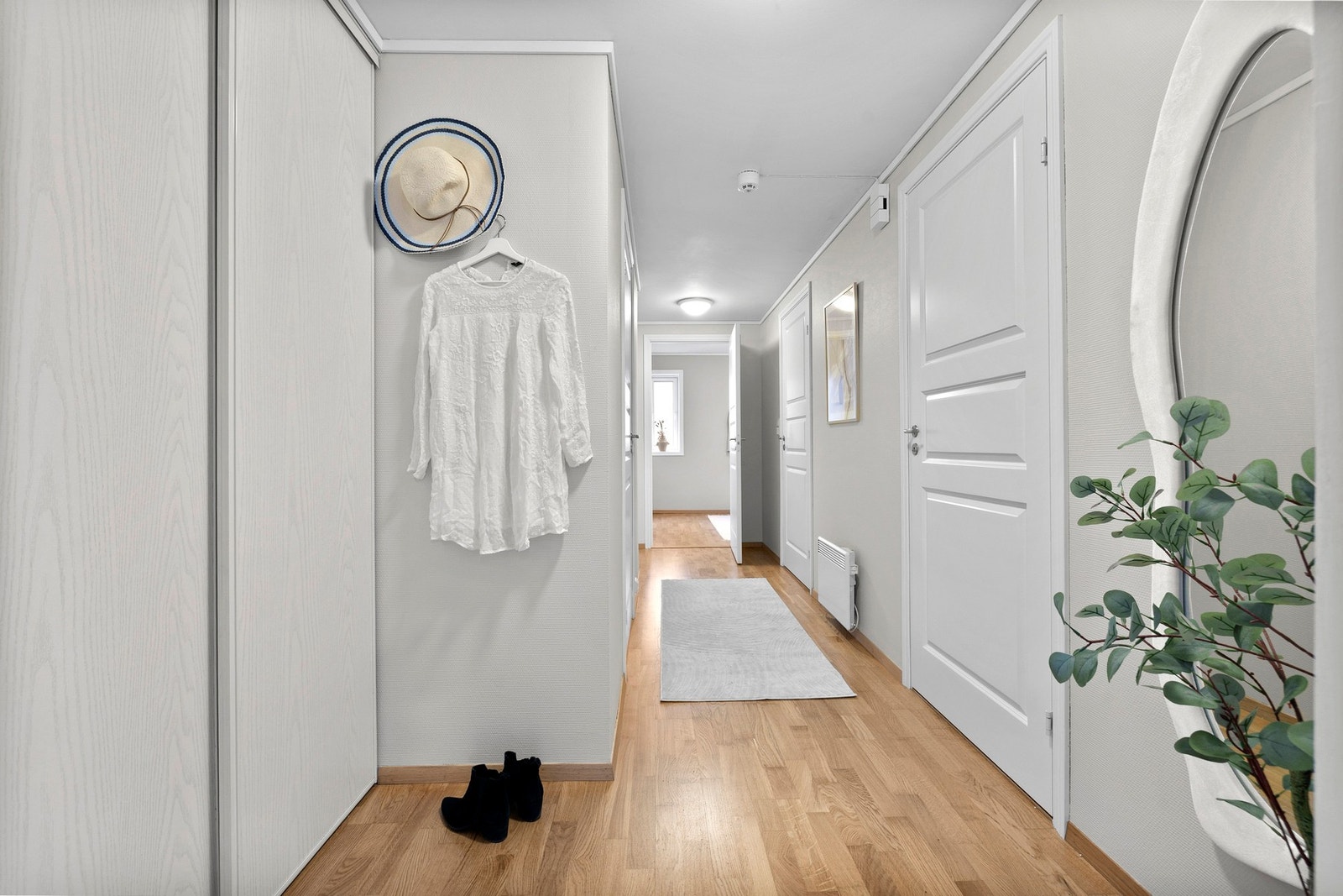 Gang med skyvedørsgarderobe.
Nye klassiske hvite innerdører i gang. Galleribilde