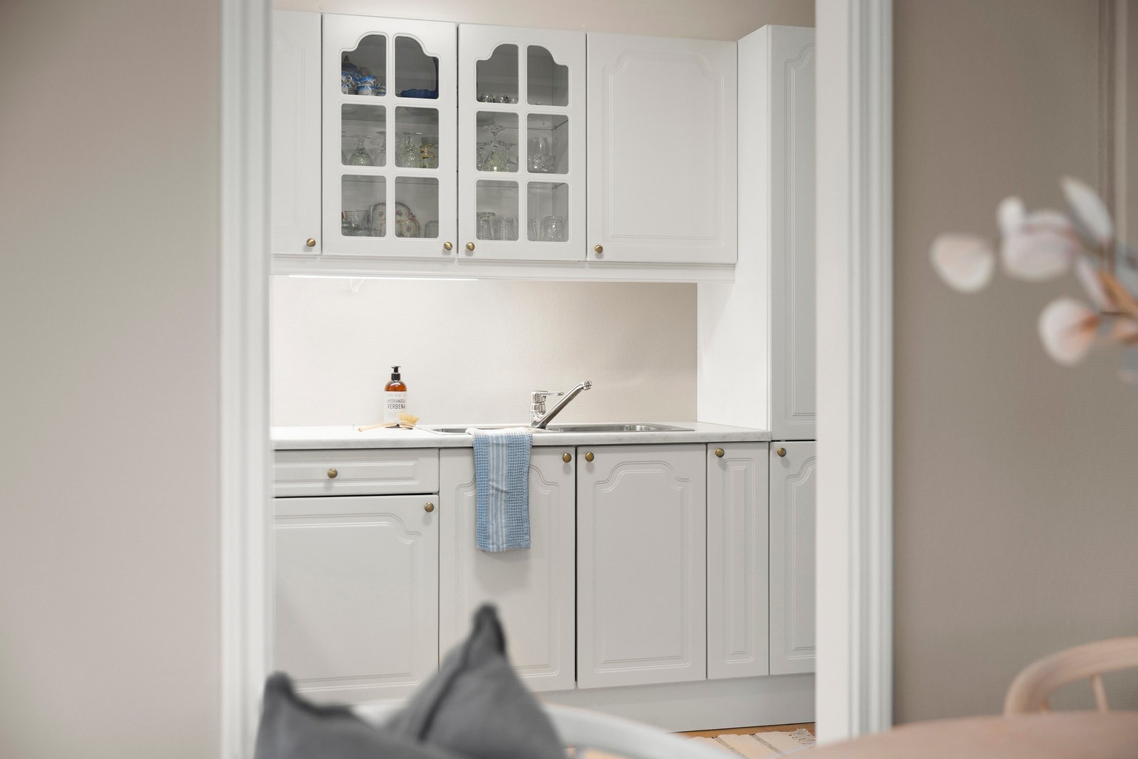 Mye skap og benkeplass på kjøkkenet. Galleribilde