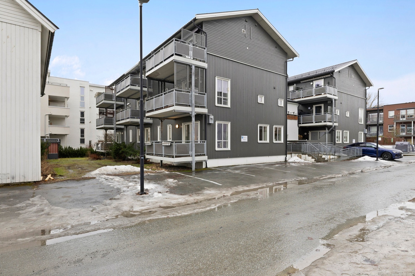 Leiligheten ligger på enden i byggets første etasje. Galleribilde