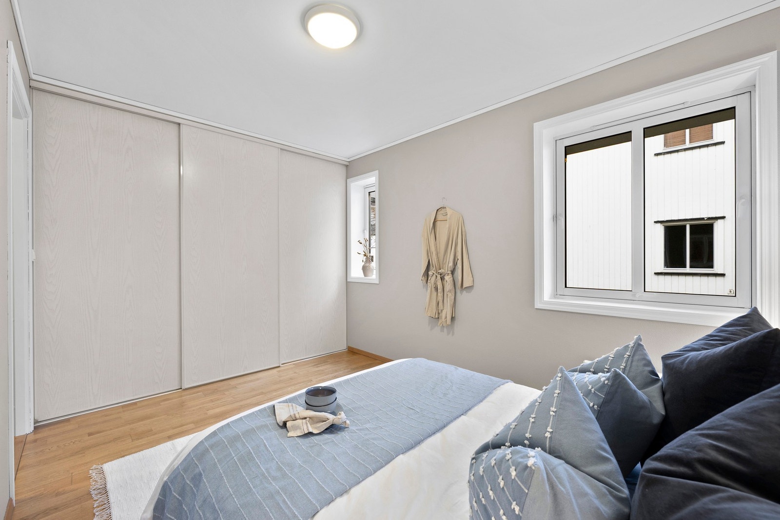 Romslig skyvedørsgarderobe for oppbevaring. Galleribilde