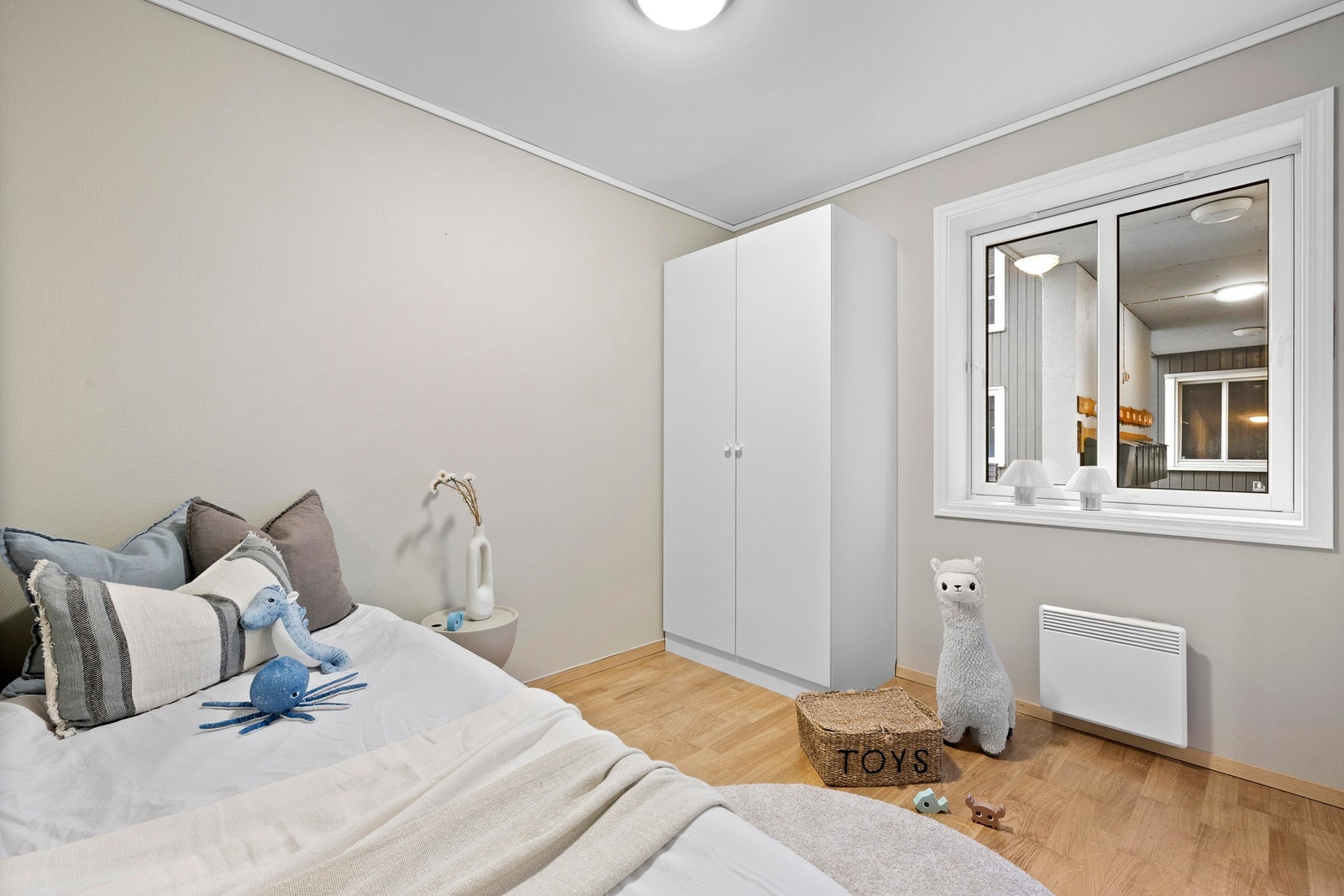 God plass til seng og garderobeskap. Galleribilde