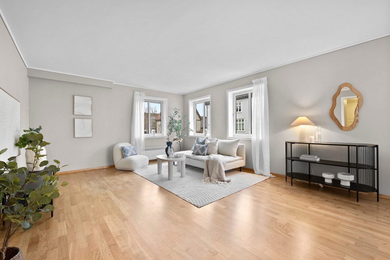 Hele leiligheten har nymalte overflater i moderne fargevalg. Galleribilde