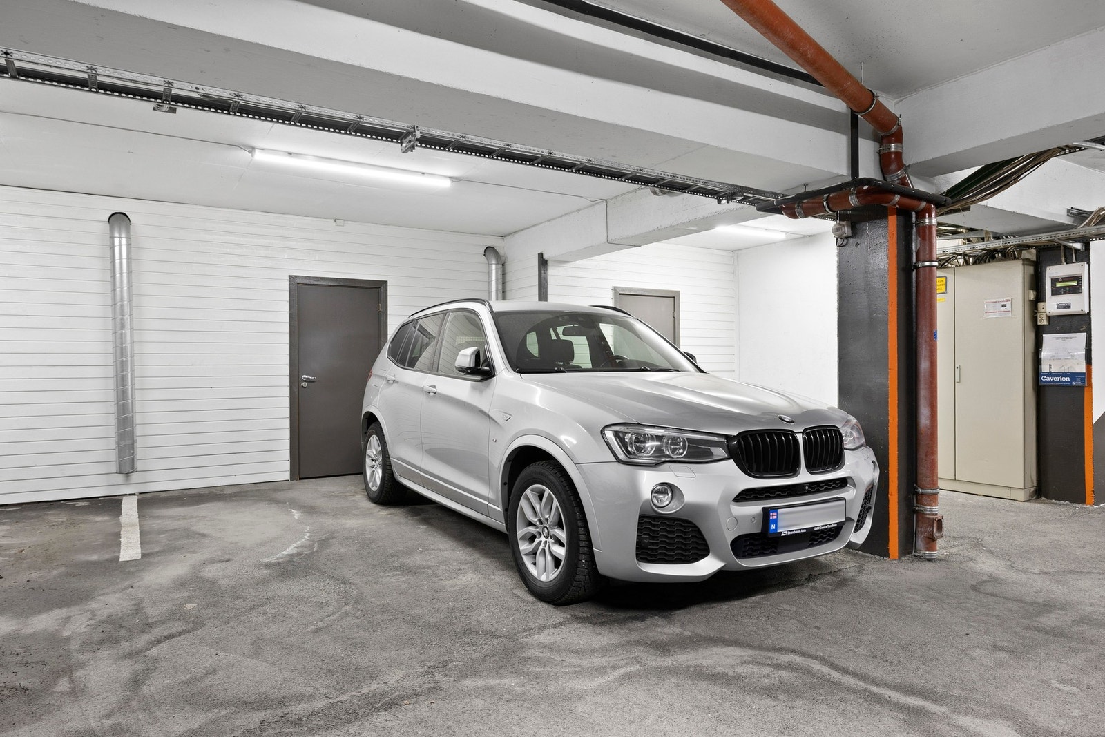 Romslig parkeringsplass i parkeringskjeller. Galleribilde