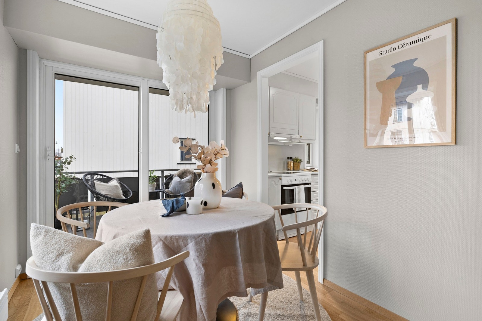 Fra spisestuen har man tilgang til kjøkken. Galleribilde