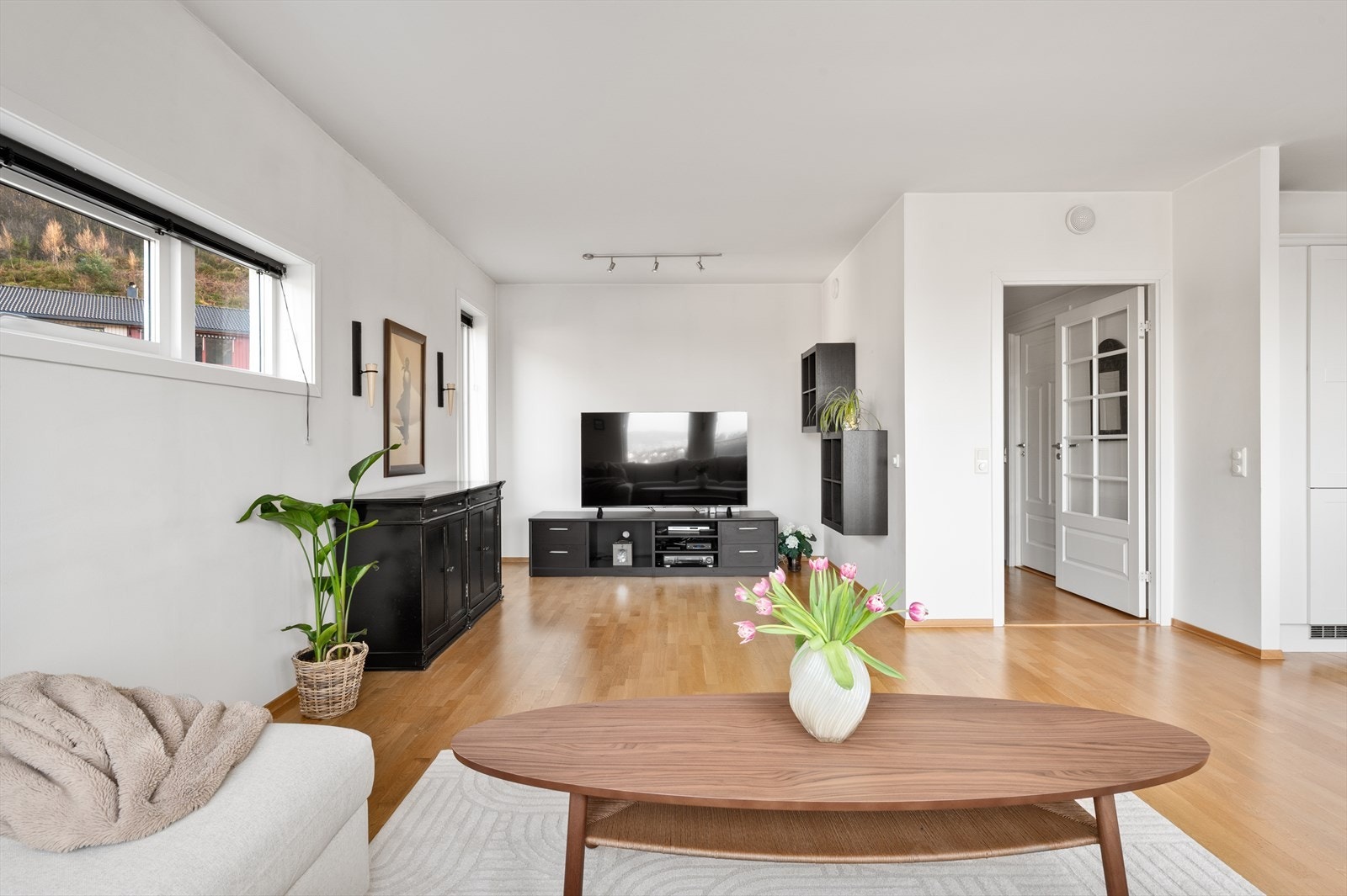 - Den åpne løsningen gjør dette til et praktisk og sosialt oppholdsrom for hele familien - Galleribilde