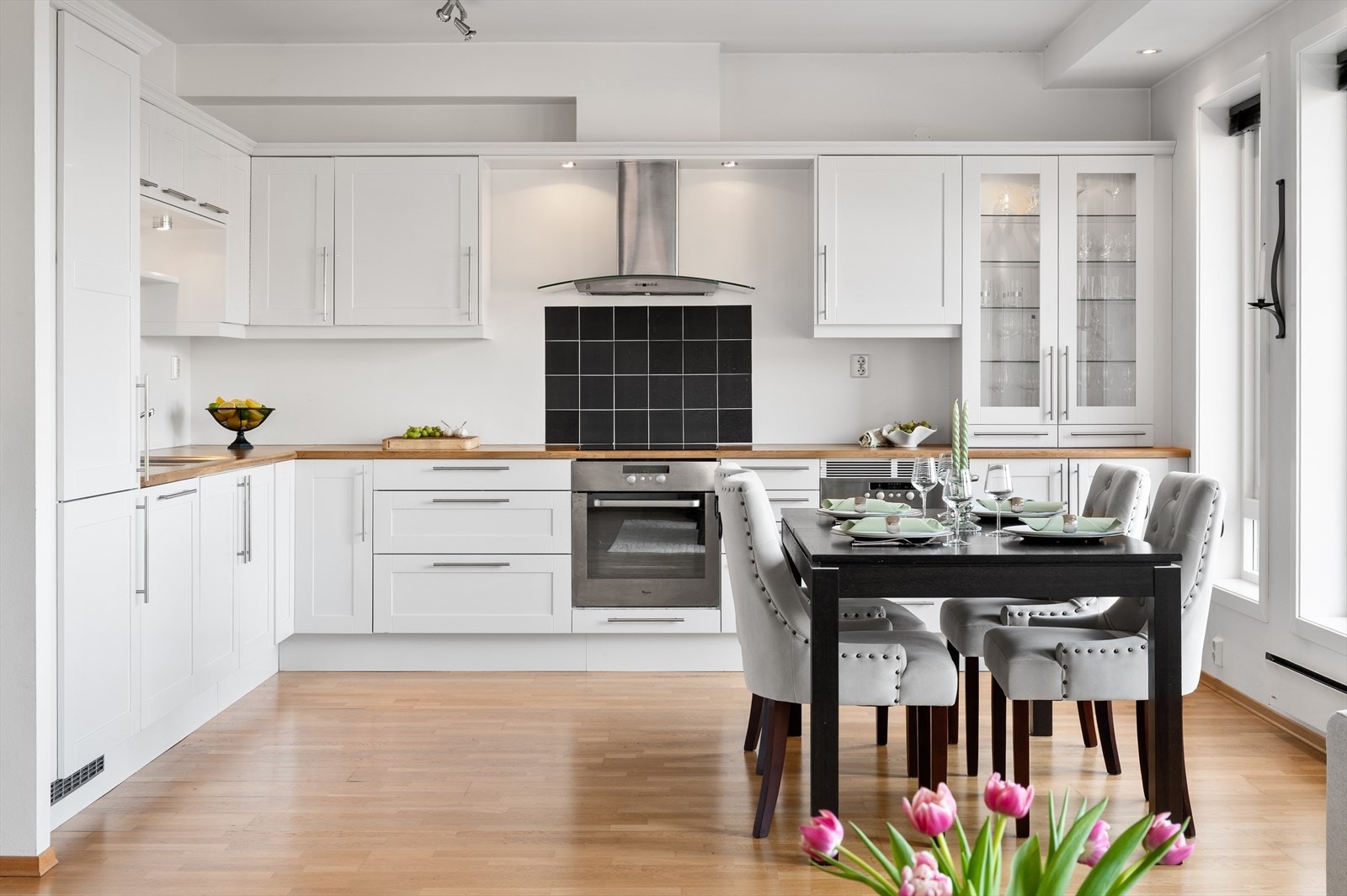 - Stue og kjøkken har en fantastisk takhøyde på ca. 2,61 m² - Galleribilde