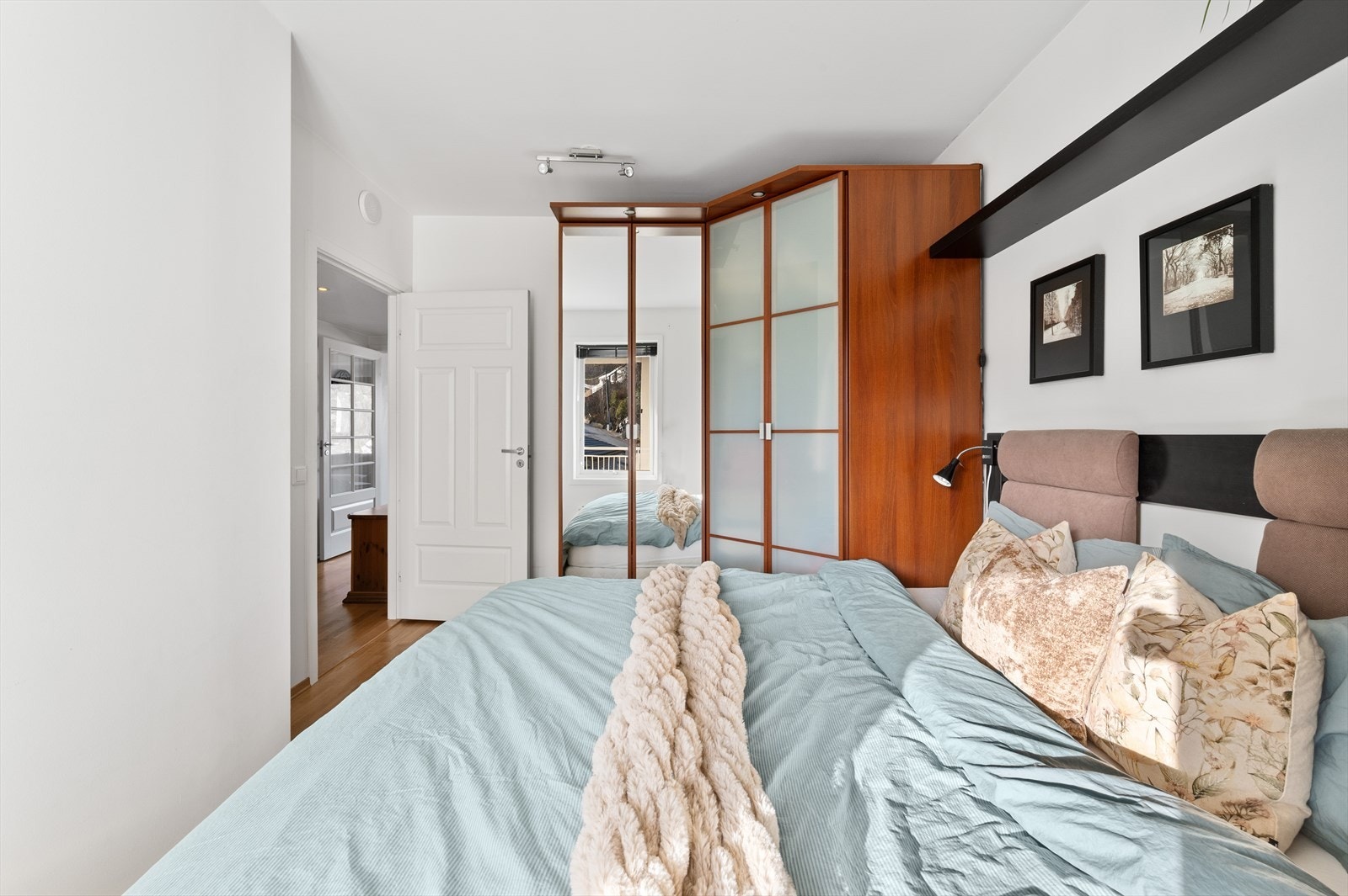 - Svært praktisk løsning som utnytter soverommet på en ekstremt god måte, og gir rikelig med lagringsplass - Galleribilde