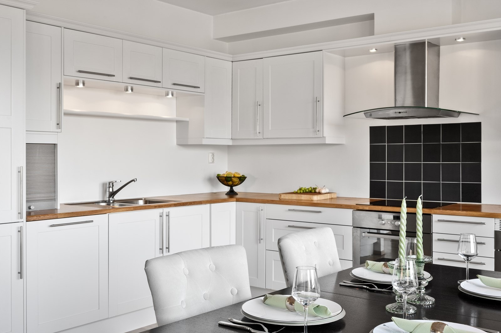 - Tidløs kjøkkeninnredning med profilerte fronter og benkeplate i laminat - Galleribilde