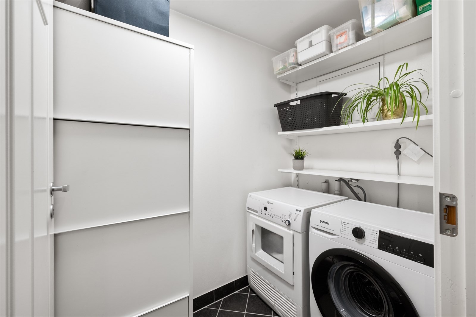 - Praktisk med separat vaskerom som er tilknyttet badet - Galleribilde