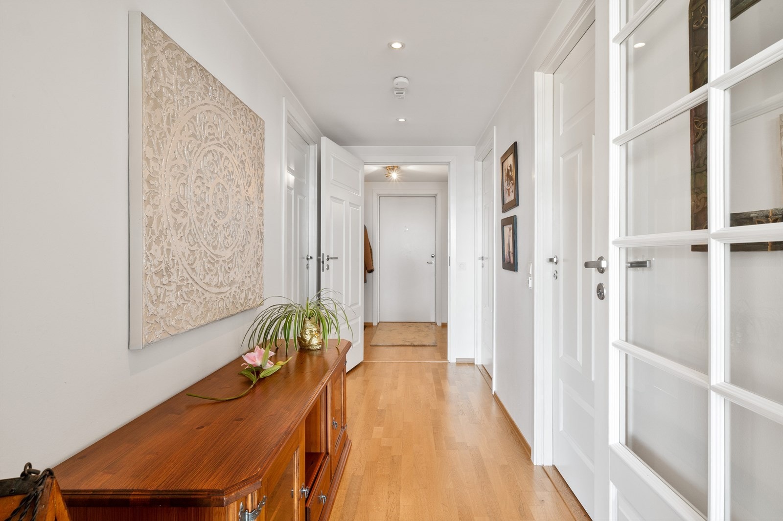 - Leiligheten inneholder entré, toalettrom, gang, bad, 2 soverom, vaskerom og stue/kjøkken + to eksterne boder - Galleribilde