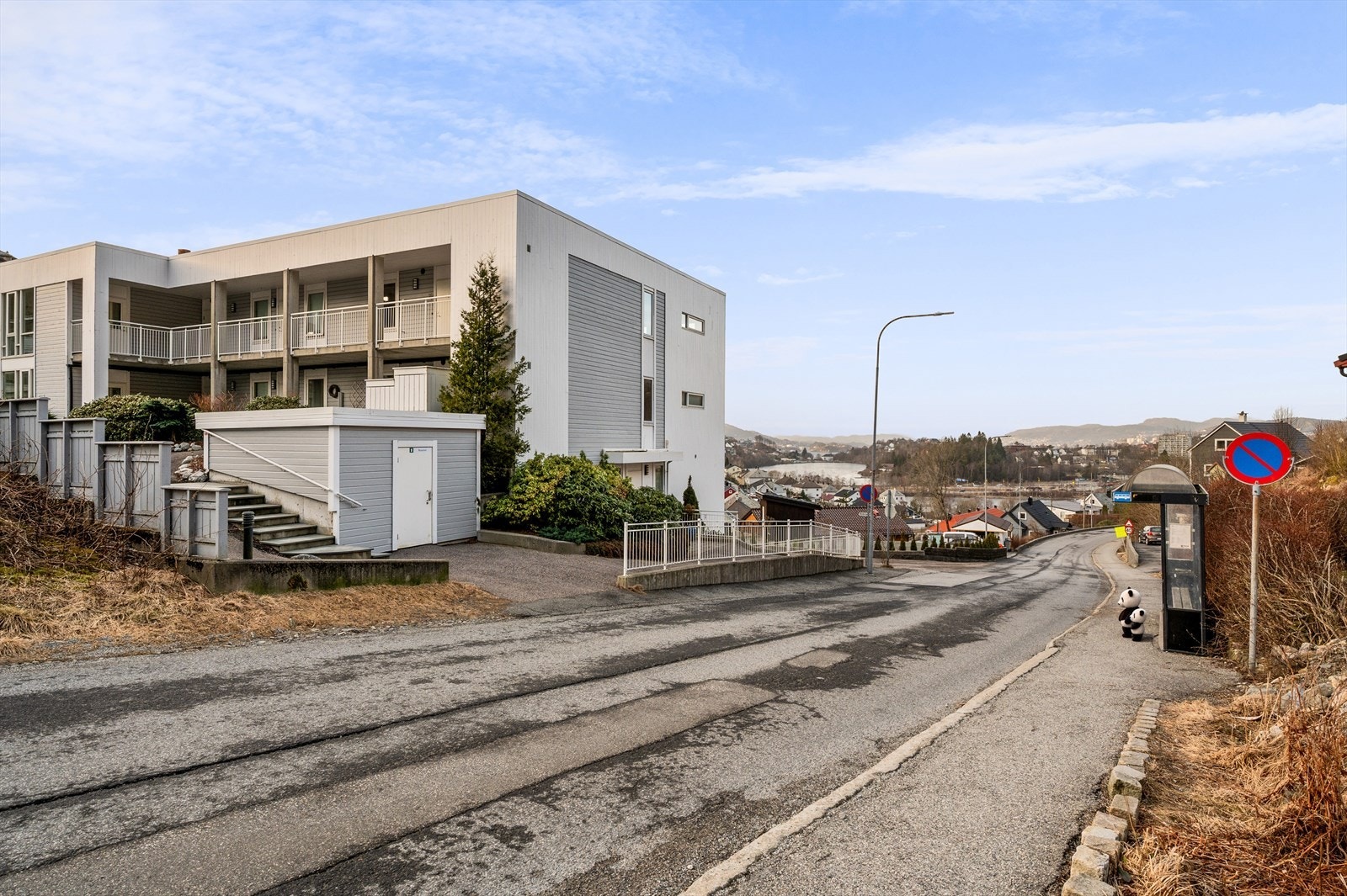 - Kollektivtilbudet i området er svært bra med nærmeste busstopp kun 1 minutt unna - Galleribilde