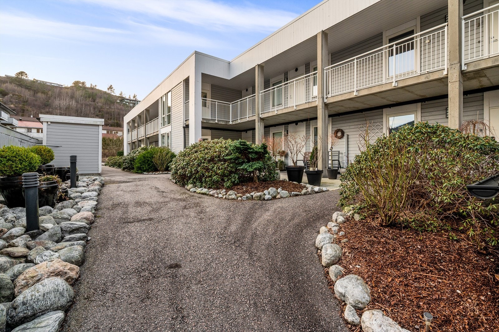 - Her bor du i særs flotte omgivelser hvor alt ligger til rette for en lettvint hverdag - Galleribilde