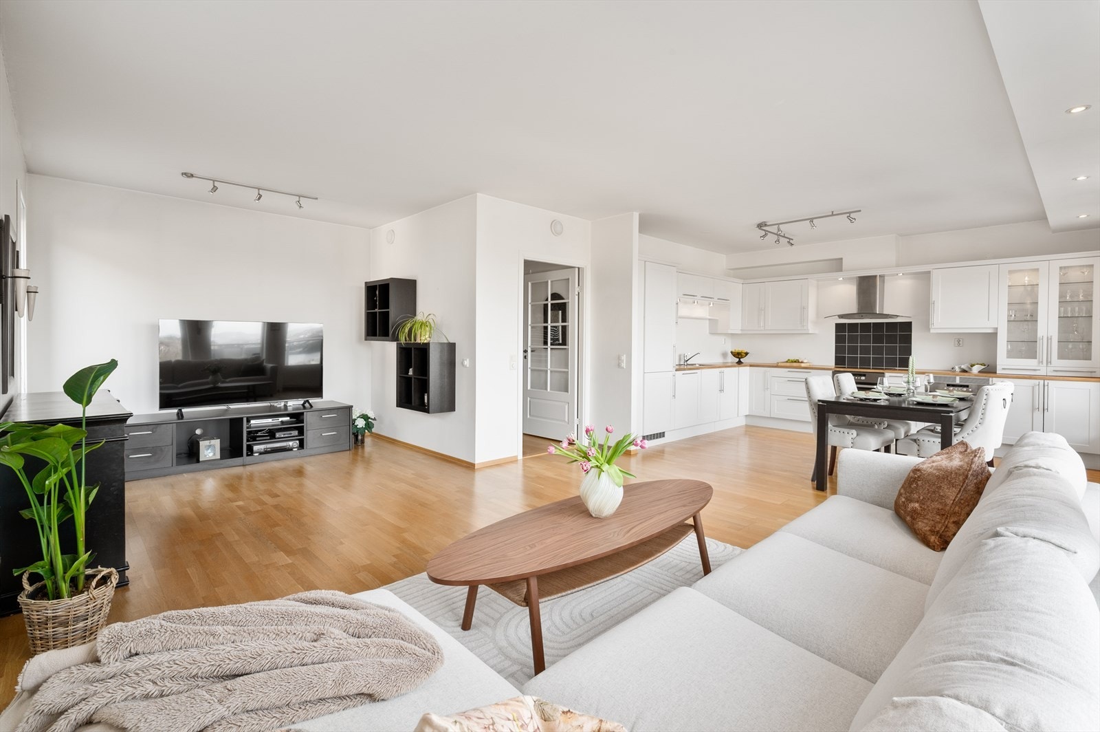 - God plass til sofagruppe og spisebord i hver sin naturlige sone - Galleribilde