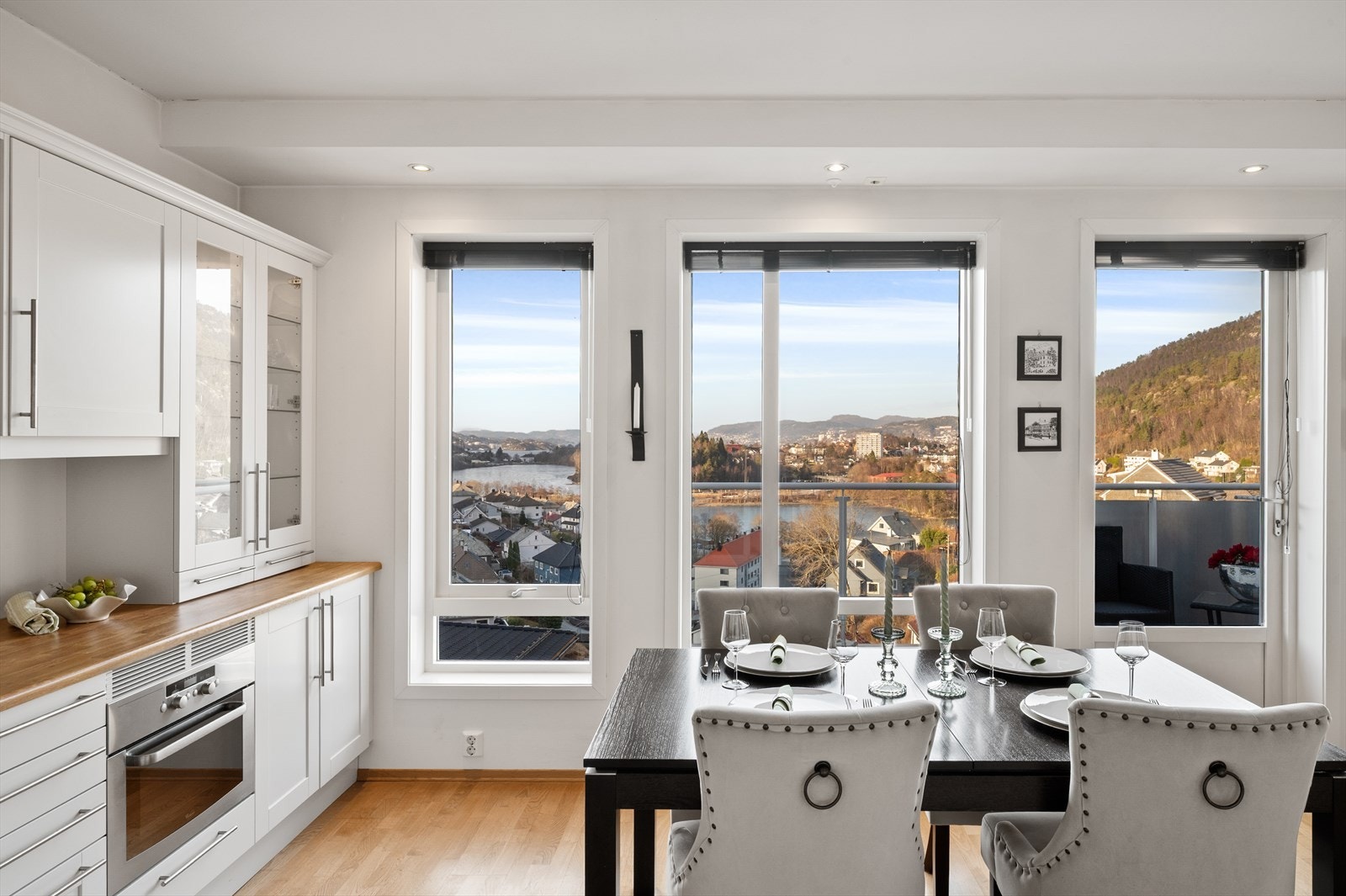 - Den praktiske utformingen av kjøkkenet gir rikelig med skap og benkeplass - Galleribilde