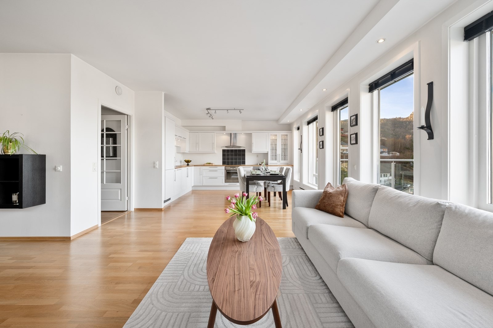 - De generøse vindusflatene sørger for rikelig med verdifullt lysinnslipp og en luftigere romfølelse - Galleribilde