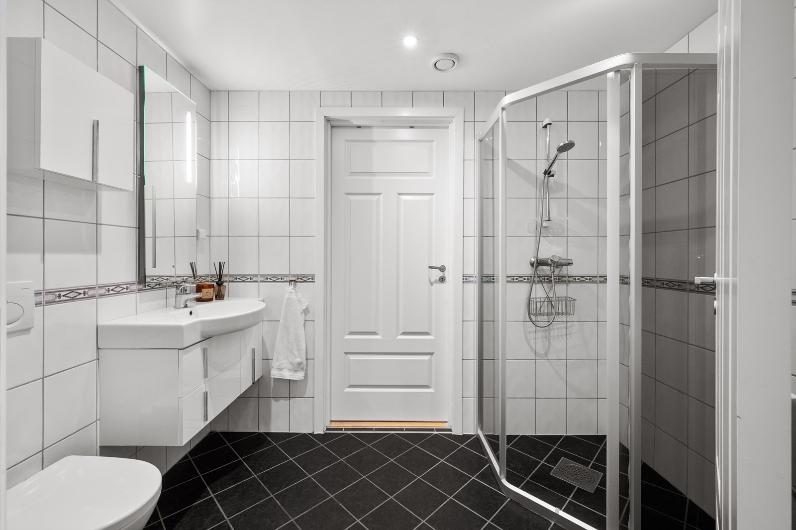 - Innbydende, helfliset bad med behagelig varme i gulv - Galleribilde