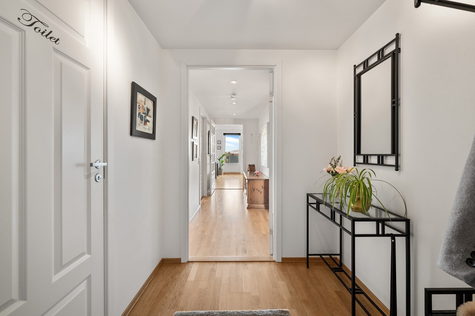 - Lyd og innbydende entré, som gir et flott og representativt førsteinntrykk av leiligheten - Galleribilde