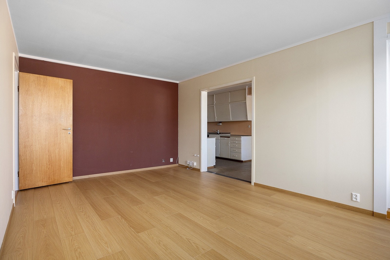 Lys og fin stue med fleksibel utforming som gir flere møbleringsmuligheter. Galleribilde