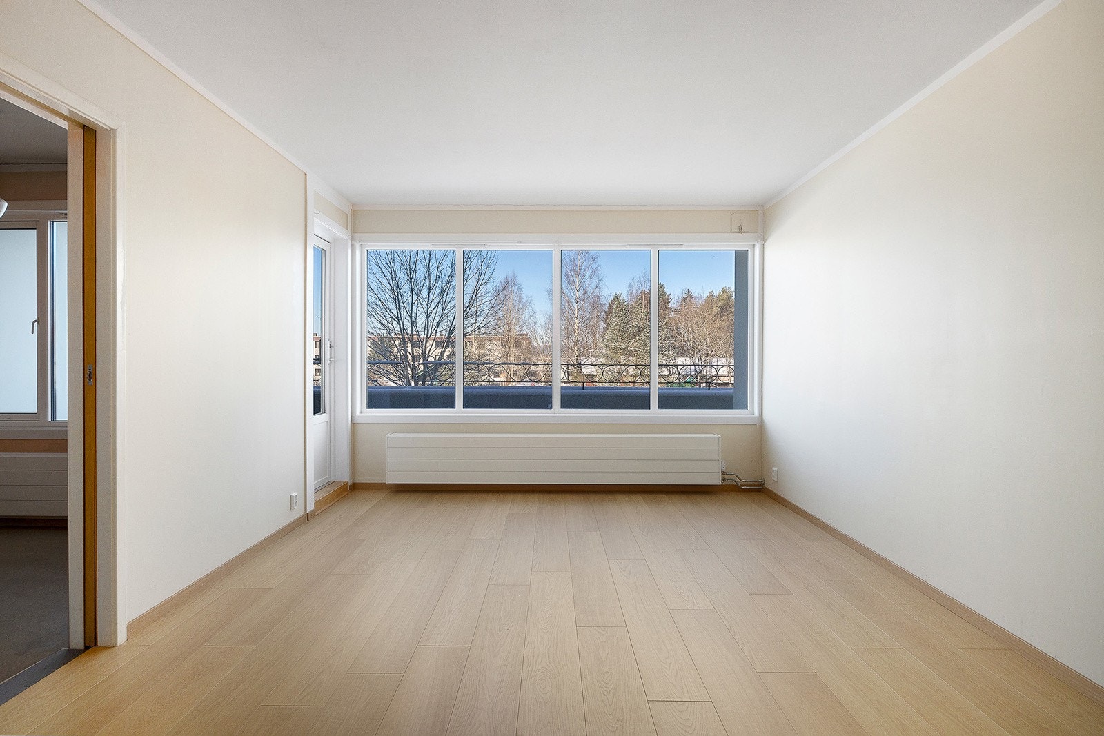 Ola Matthieu Skauge v/OBOS Eiendomsmeglere har gleden av å presentere Nåkkves vei 5! Foto: Junaid Hanif / Diakrit Galleribilde