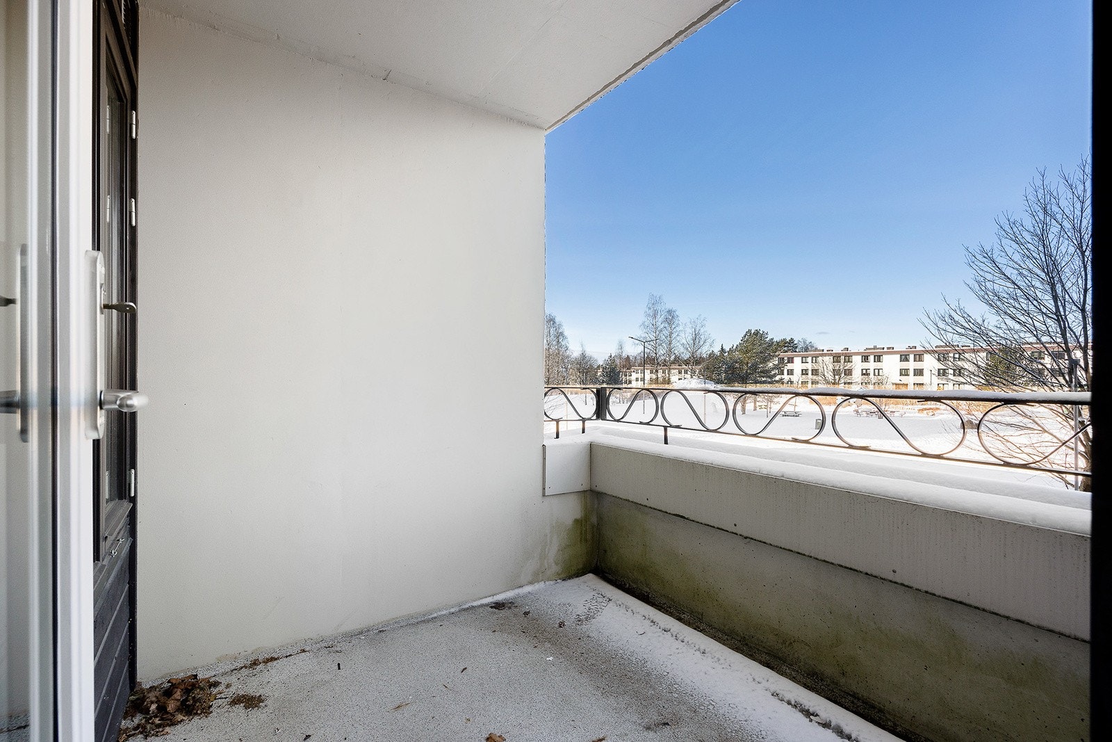 Balkongen har plass til en liten sittegruppe med bord. Galleribilde