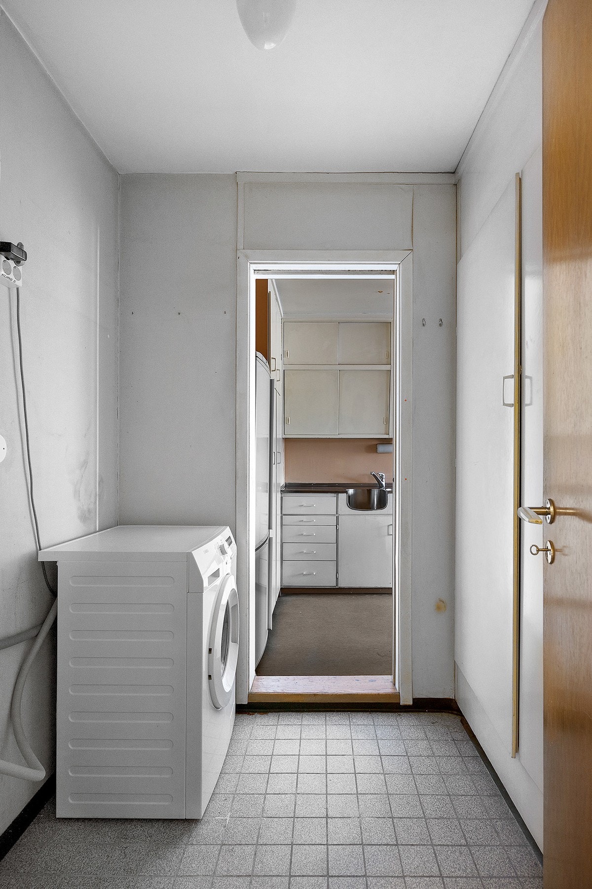 Boligen har et separat grovkjøkken som egner seg perfekt som et vaskerom Galleribilde