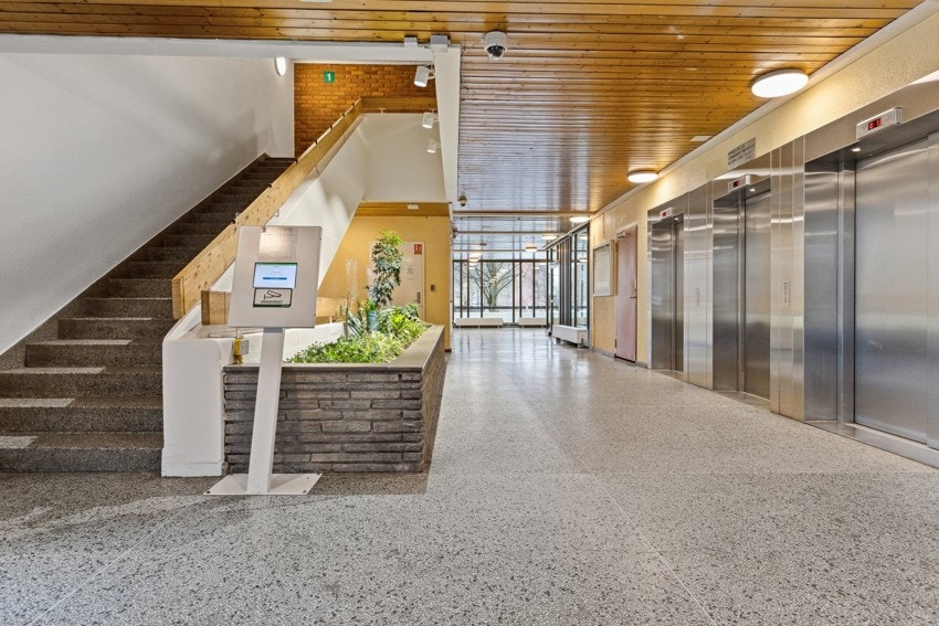 Inngangsparti med 3 personheiser Galleribilde