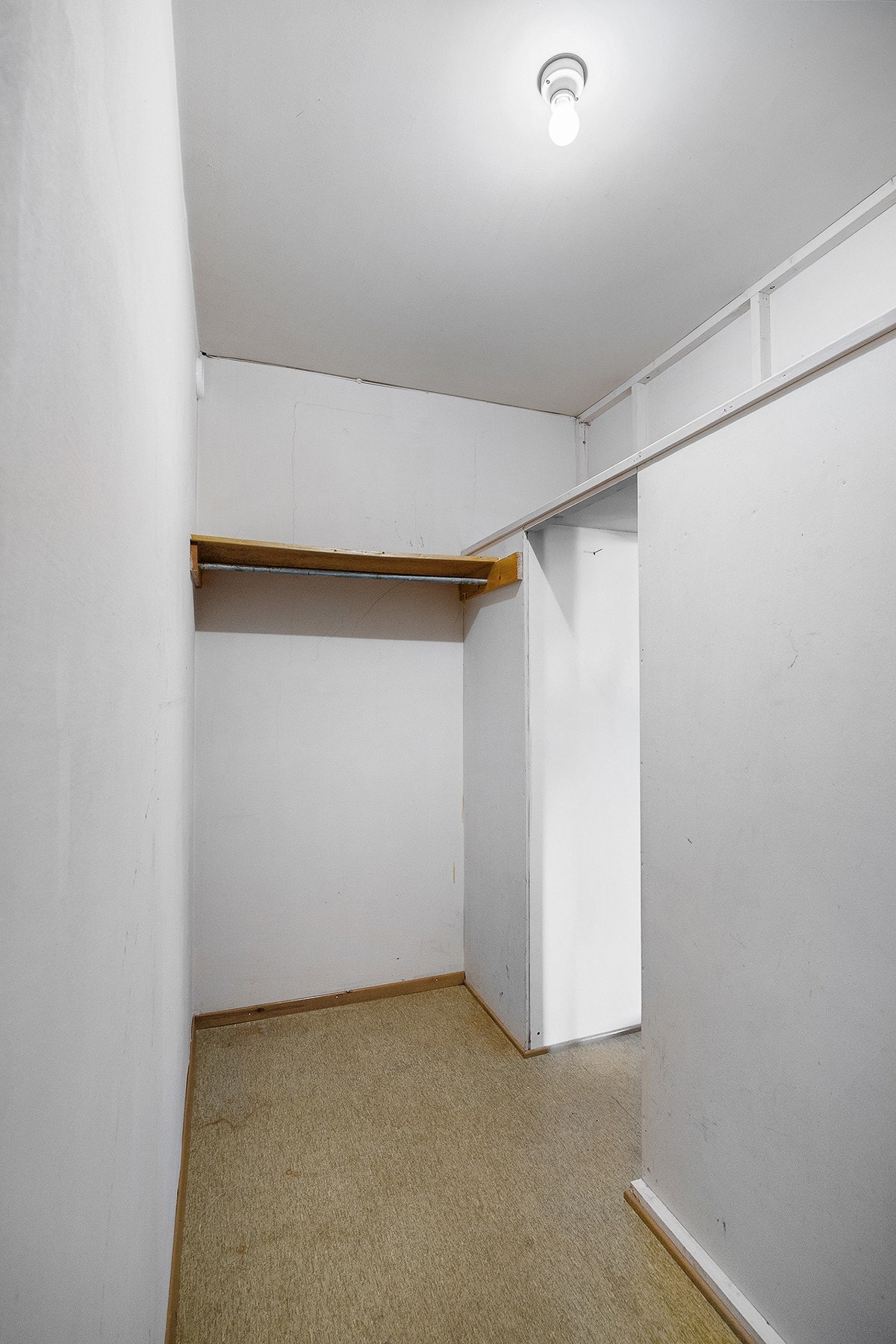 Innvendig bod med god plass til oppbevaring Galleribilde