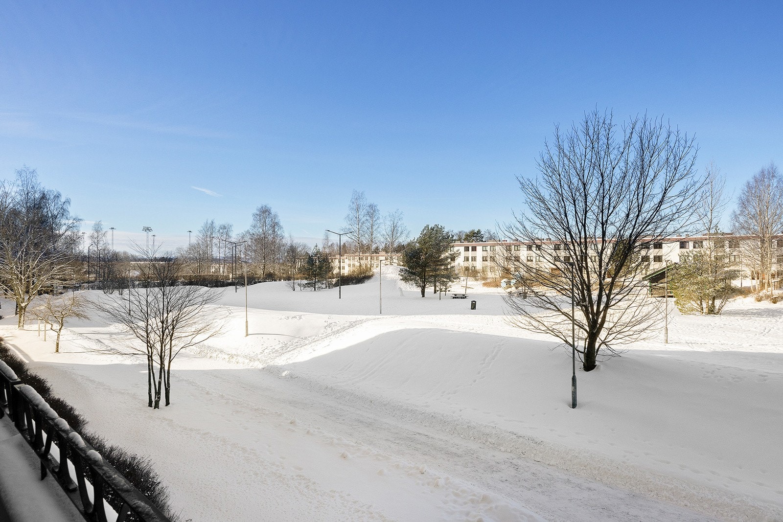 Fra stuen er det utgang til nordvestvendt balkong. Galleribilde