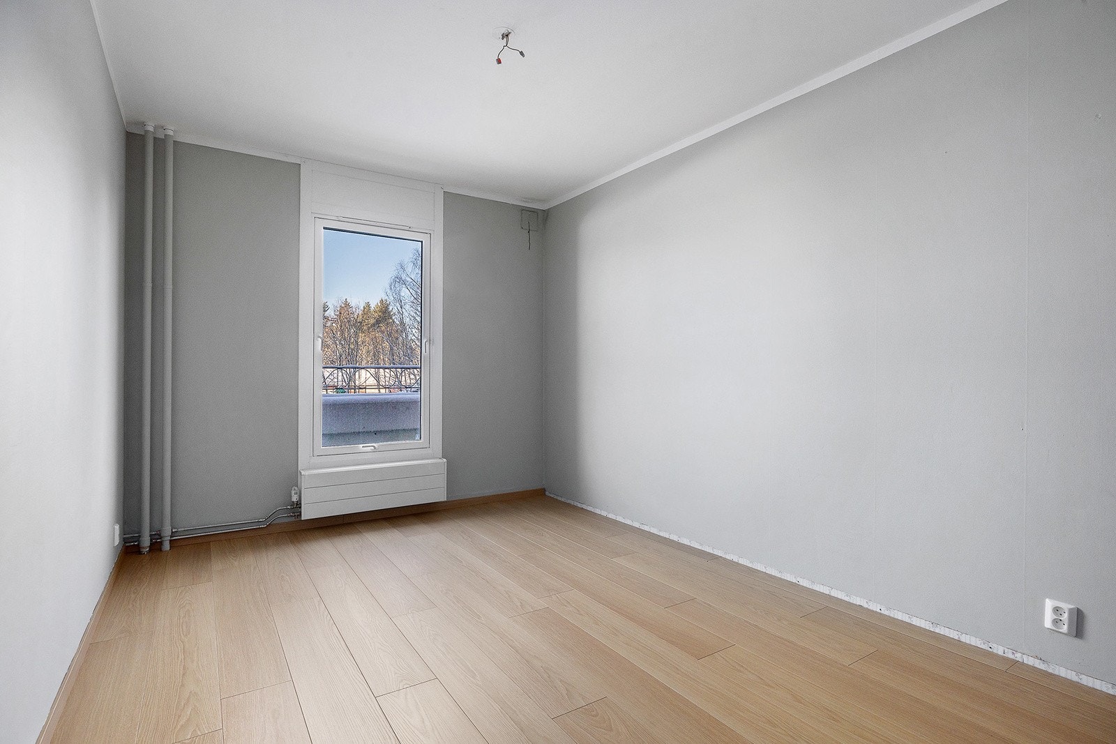 Soverom med god plass til dobbelseng med tilhørende nattbord Galleribilde