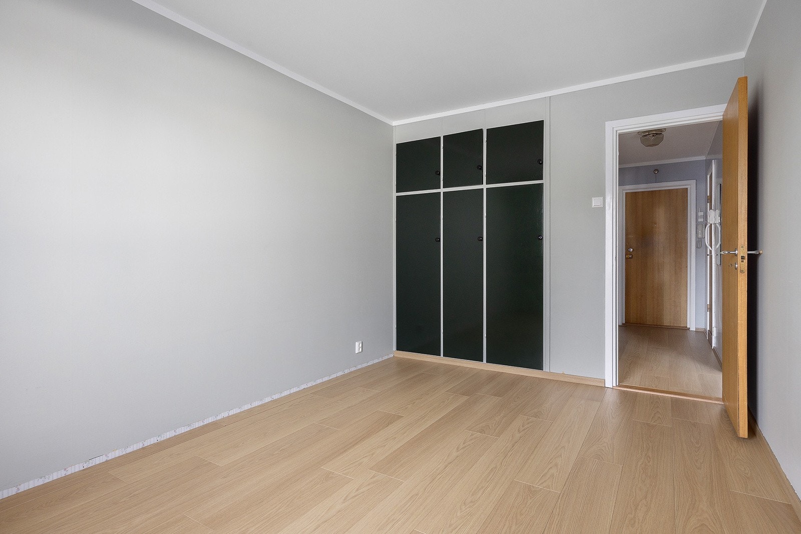 Praktisk med stort garderobeskap på soverommet Galleribilde