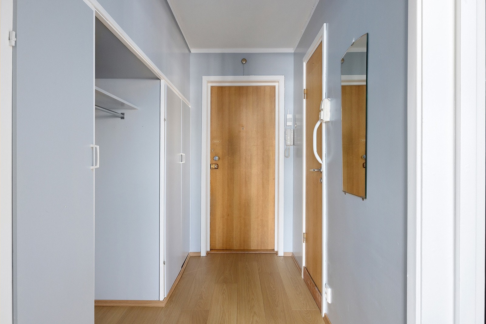 Entré med inngang til innvendig bod. Galleribilde