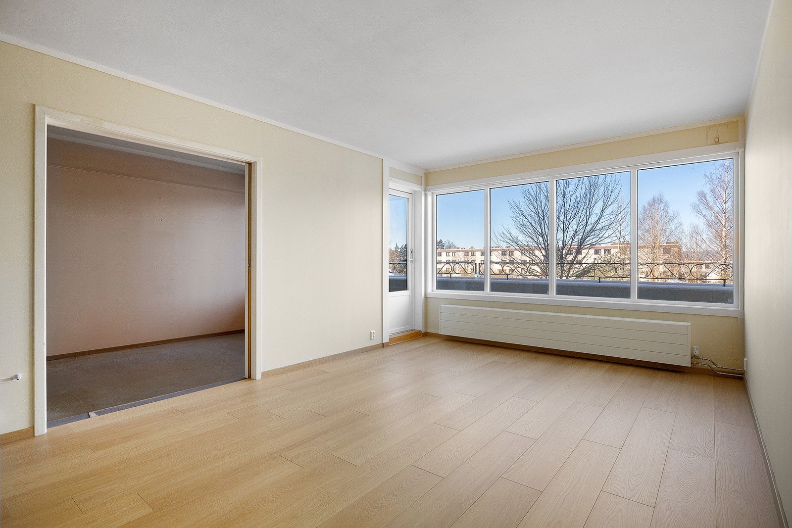 Store vindusflater sørger for godt med naturlig lys. Vinduer og balkongdør er fra 2009. Galleribilde