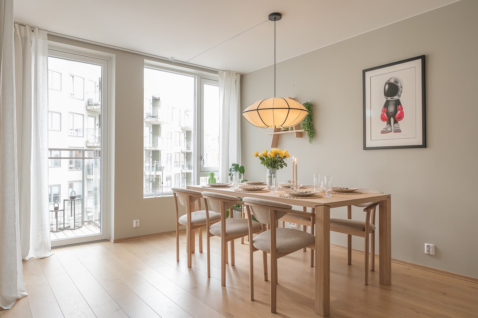 Mellom stue og kjøkken passer det utmerket å innrede med spisegruppe. Galleribilde