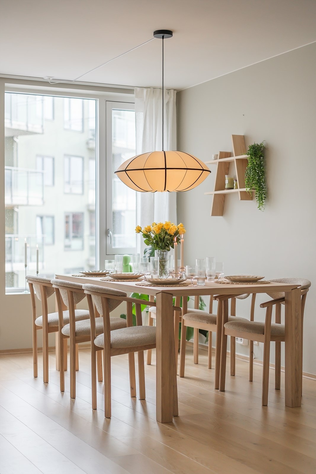 Boligen har gjennomgående parkettgulv som gir et helhetlig og moderne uttrykk, med unntak av badet som er flislagt. Galleribilde