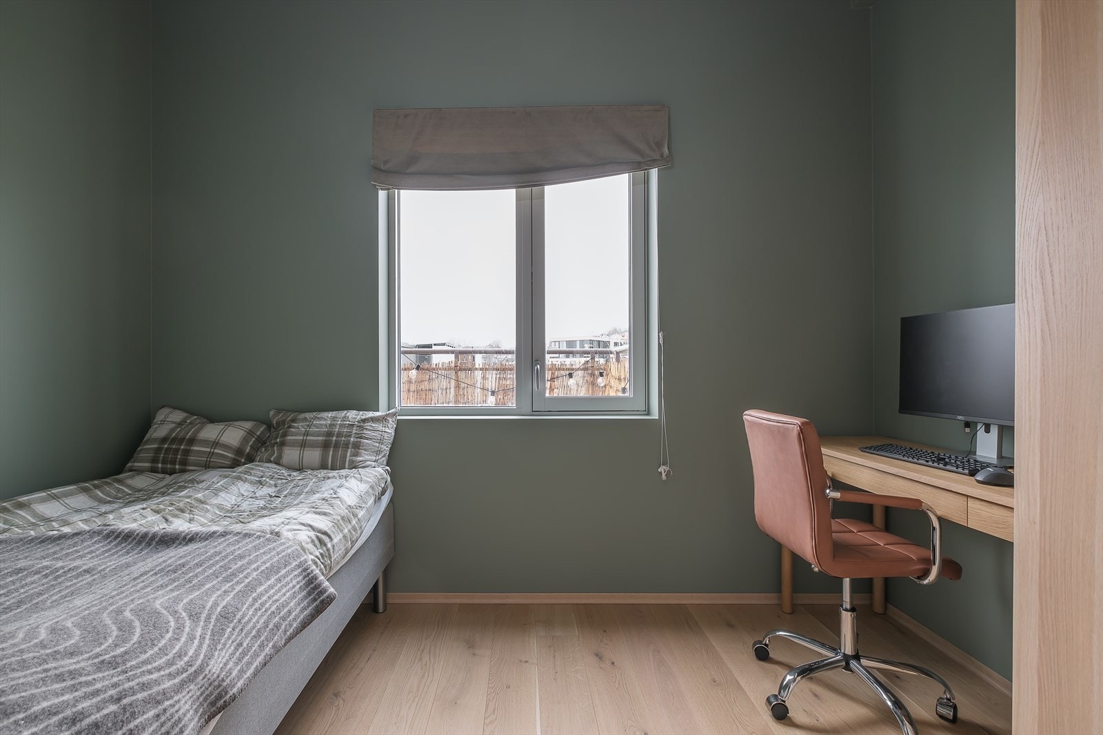 Soverom 2 måler 7,5 kvm og kan enkelt innredes med både seng og kontorløsning. Galleribilde