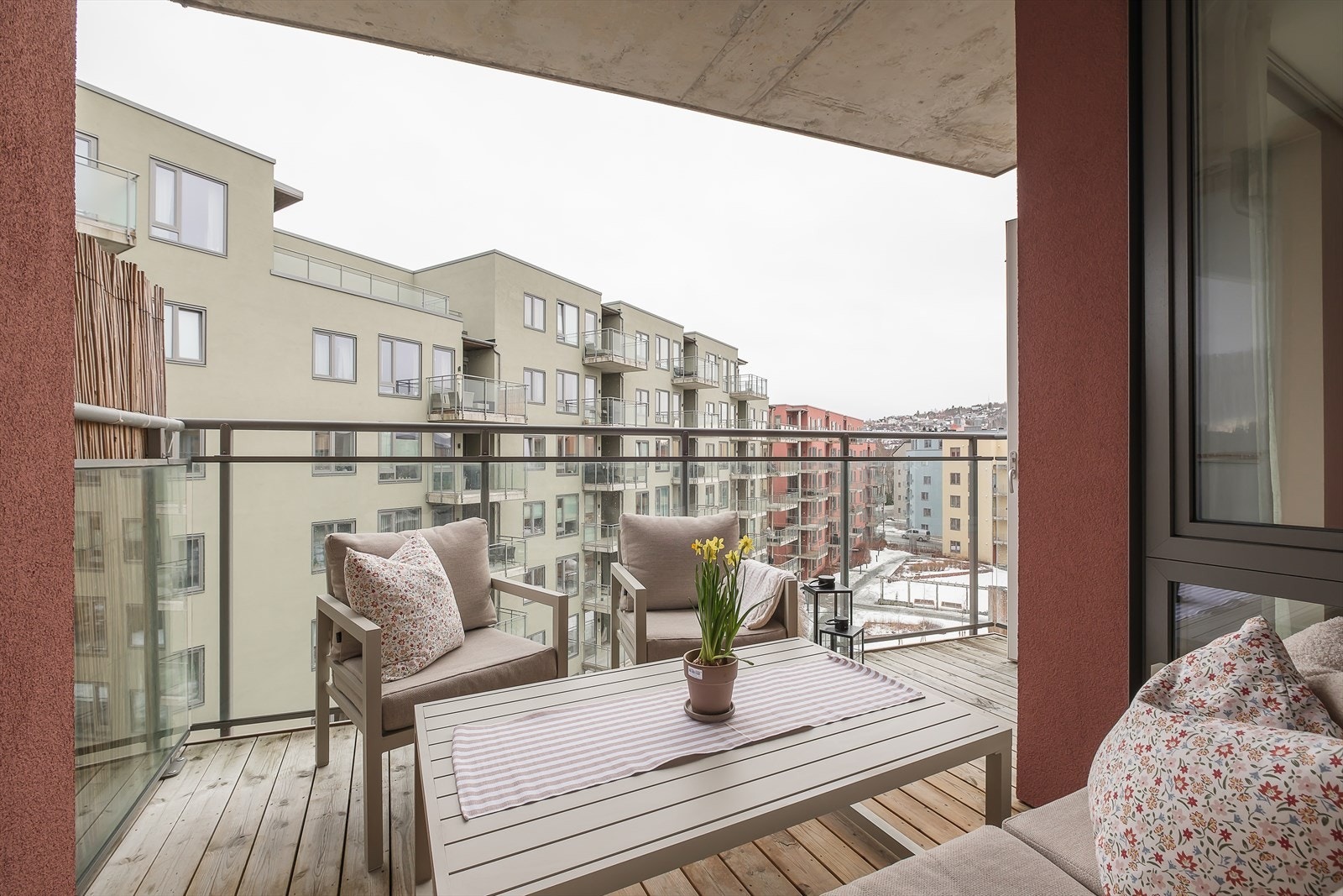 Balkongen er overbygd som gjør at den kan brukes gjennom flere årstider. Galleribilde