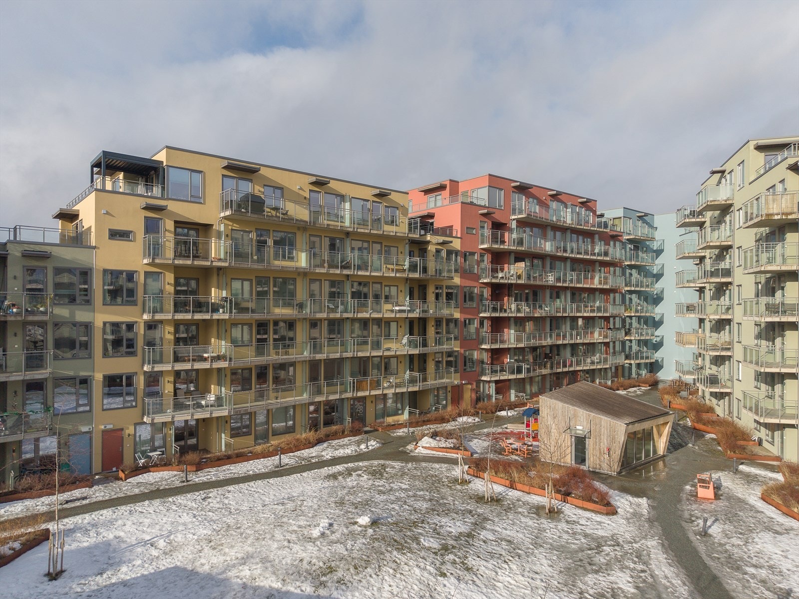Her bor man sentralt, med umiddelbar nærhet til treningssentre, dagligvarebutikker, bakeri og gode kollektivforbindelser. City Lade ligger i gangavstand fra boligen og tilbyr et bredt utvalg av butikker og restauranter. Galleribilde