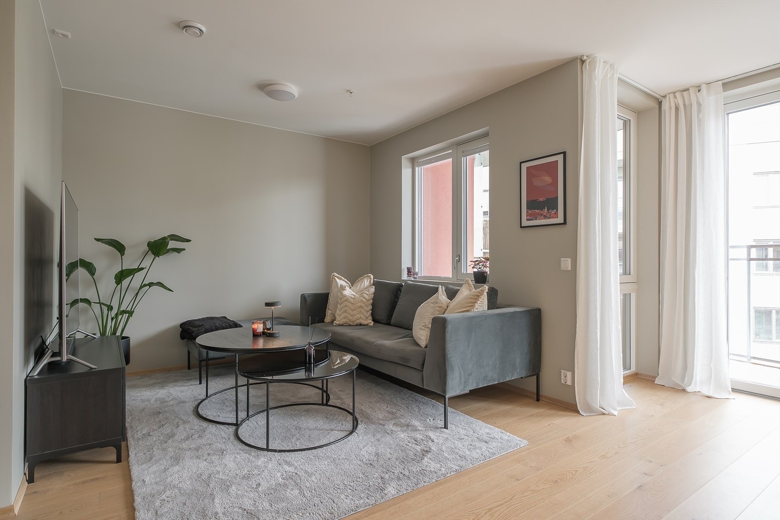 Leiligheten ligger attraktivt i byggets 5. etasje og har parkering i oppvarmet parkeringskjeller. Galleribilde