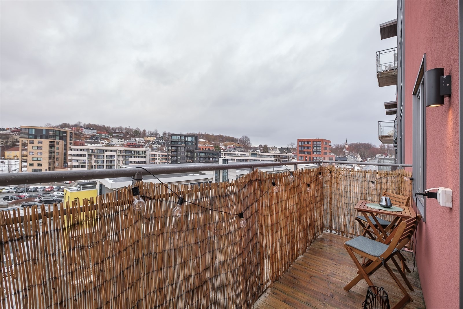 Soverommet har egen utgang til en nordvestvendt balkong på 6 kvm, perfekt for å nyte solen på ettermiddag og kveld. Galleribilde