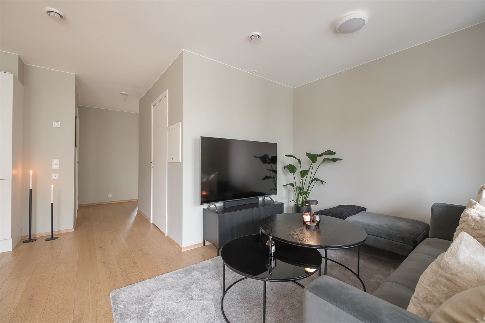 Med byggeår fra 2021 byr boligen på moderne kvaliteter, blant annet fjernvarme, balansert ventilasjon og heisadkomst. Galleribilde