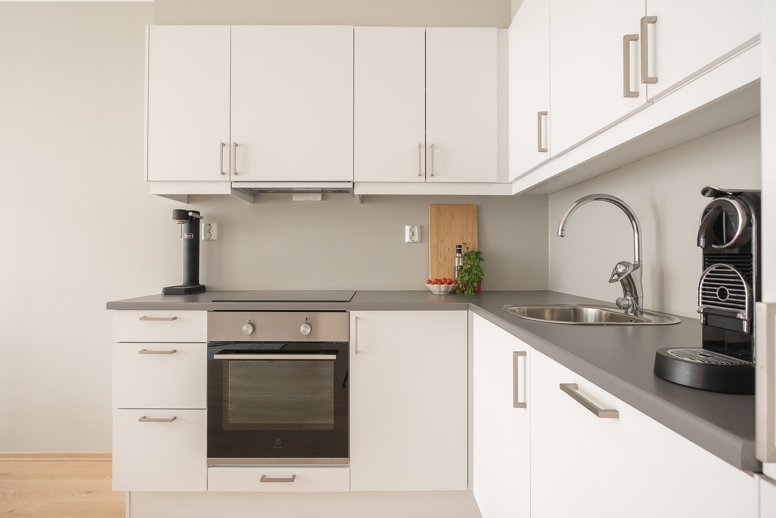 Kjøkkeninnredningen er fra Sigdal med glatte fronter og benkeplate av laminat. Galleribilde