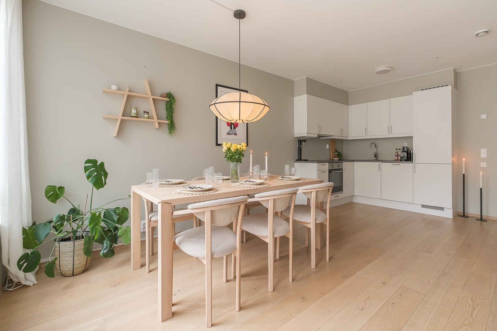 Stue og kjøkken ligger i åpen løsning og måler hele 33 kvm, noe som gir gode muligheter for å møblere i flere soner. Galleribilde